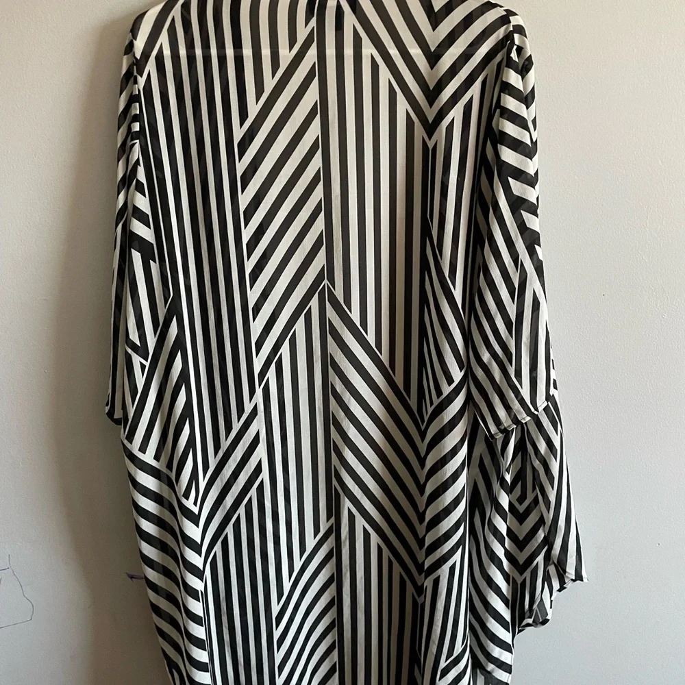 Torrid Monochrome Vertical Stripe Kimono - Picture 2 of 4